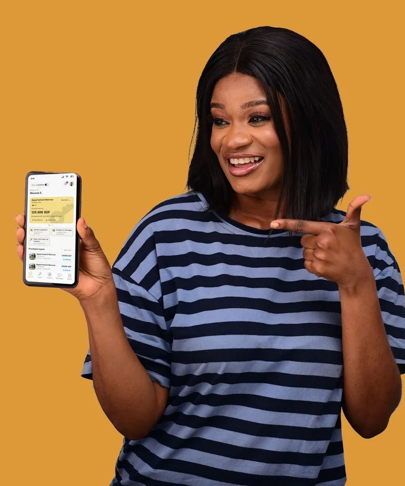 Locataire souriante montrant l'application Trustimo sur son téléphone