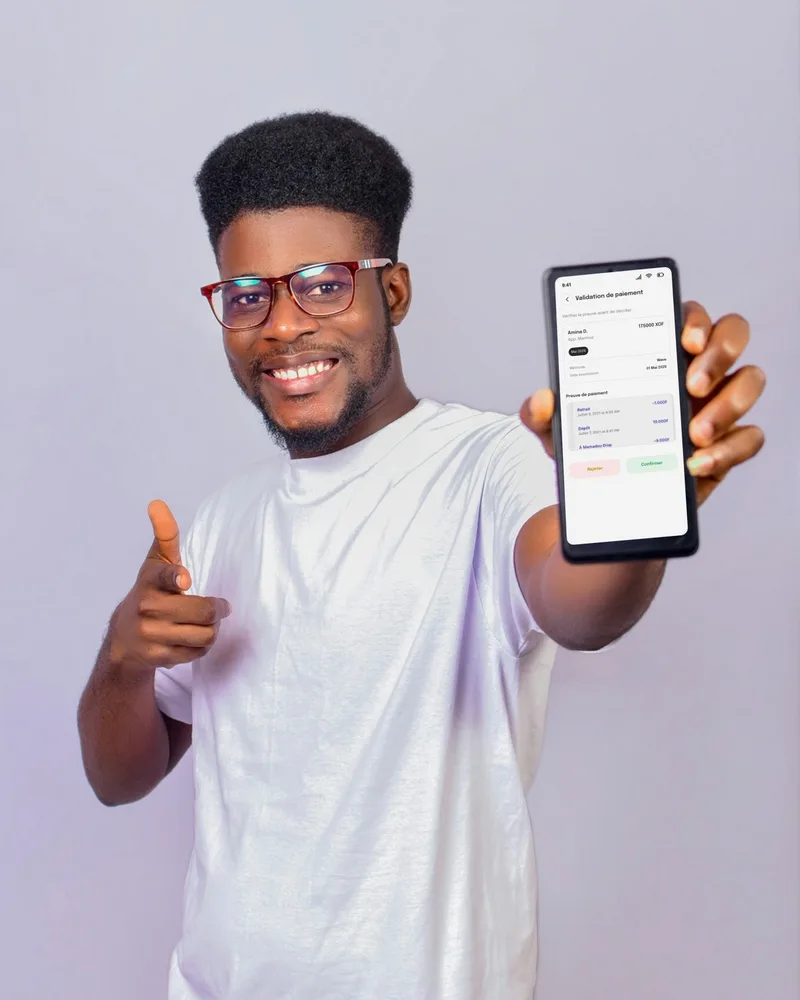 Propriétaire souriant montrant l'écran de validation de paiement de Trustimo sur son téléphone